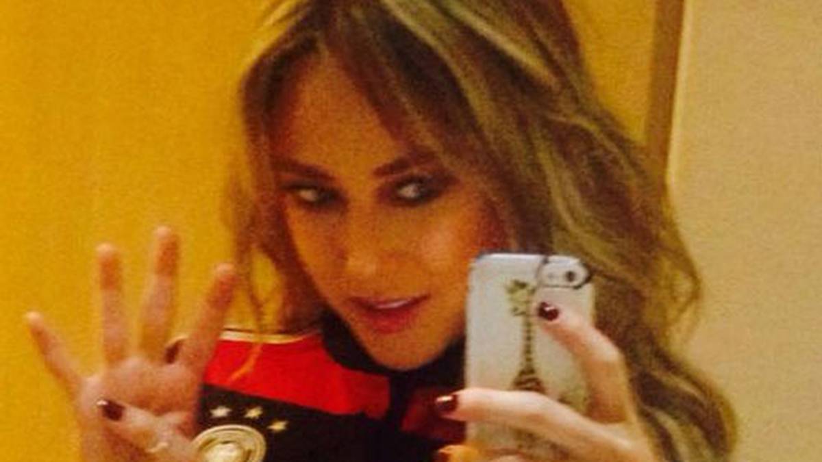 Nach dem Aus ihrer Mexikaner fiebert sie dann mit der deutschen Elf. Das DFB-Trikot steht ihr auf jeden Fall (Copyright: twitter@vanehupp)
                  
                  