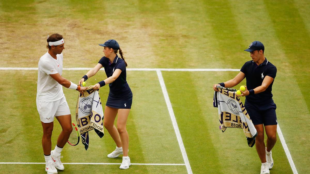 Damit immer ein Handtuch in Reichweite ist, platziert er gleich zwei an seiner Grundlinie, die ihm ständig von den Ballkindern angereicht werden. Dies hat er so eingeführt, damit er die 25-Sekunden-Regel besser einhalten halt