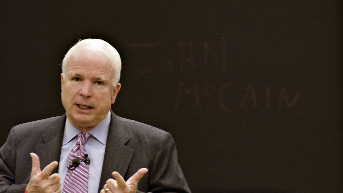 Der 2018 verstorbene US-Senator John McCain bezeichnete die UFC als "menschliche Hahnenkämpfe" und schickte Verbotsforderungen an alle 50 zuständigen US-Gouverneure, 36 von ihnen folgten dem Aufruf. Der UFC drohte das Aus
