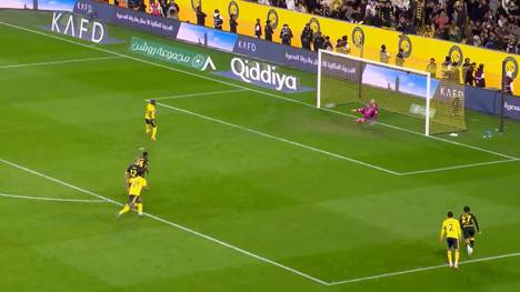 Beim Spitzen-Duell der Saudi Pro League zwischen Al-Nassr und Al-Ittihad fehlt Superstar Cristiano Ronaldo erneut. In seiner Abwesenheit glänzt dafür Ex-Bayern-Star Sadio Mané und wird zum Matchwinner der Partie.