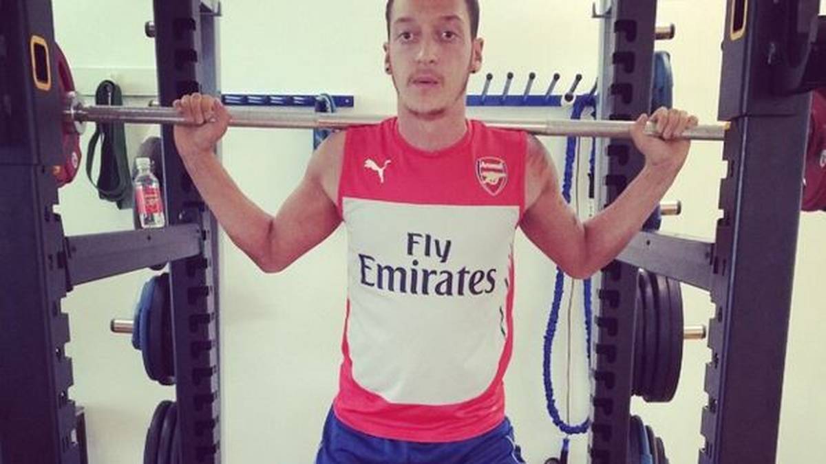 Längst nicht mehr so schmächtig wie einst ist Mesut Özil. Der Weltmeister arbeitet kontinuierlich an seiner körperlichen Verfassung. Muss er auch, schließlich hat er sich in der extrem intensiven Premier League häufig größeren und schwereren Gegenspielern zu entledigen