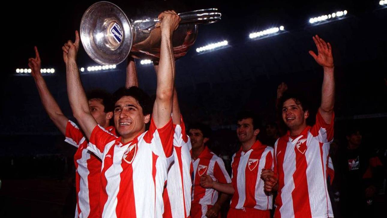 Sinisa Mihajlovic (r.) bejubelt mit Darko Pancev und Co. den Gewinn des Henkelpotts