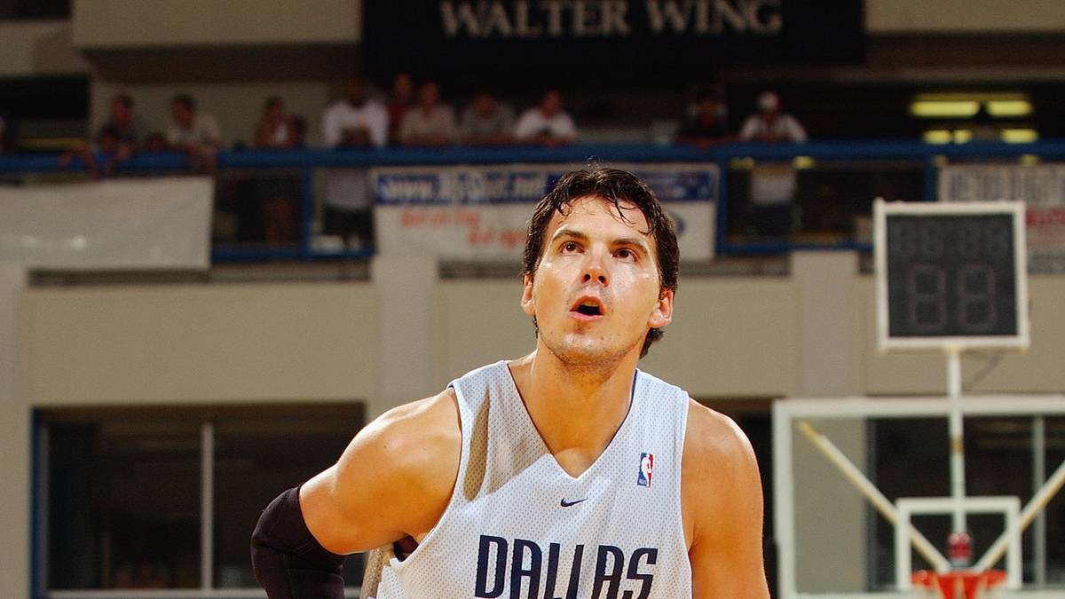 Der letzte Spieler vor Scola erscheint den Dallas-Verantwortlichen offenbar als bessere Alternative. Der Montenegriner Mladen Sekularac schafft es letztendlich aber nur ins Summer-League-Team. 2010 beendete er seine Karriere in Griechenland