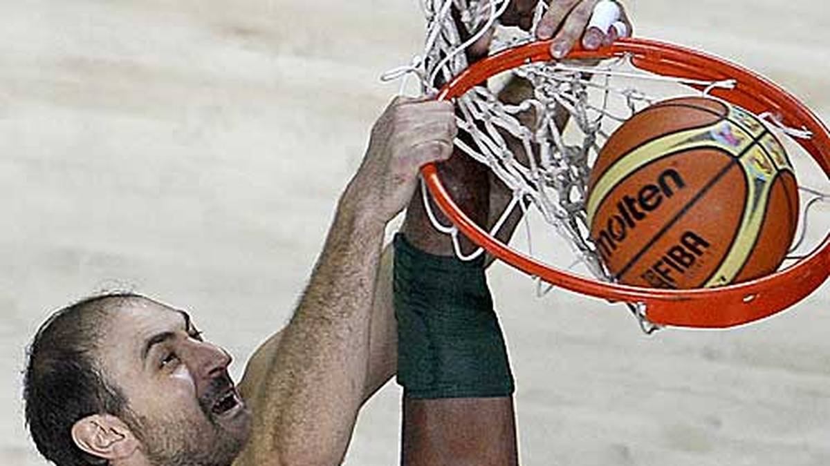 Was du kannst, kann ich schon lange, denkt sich der Serbe Nenad Krstic und stopft über Nene