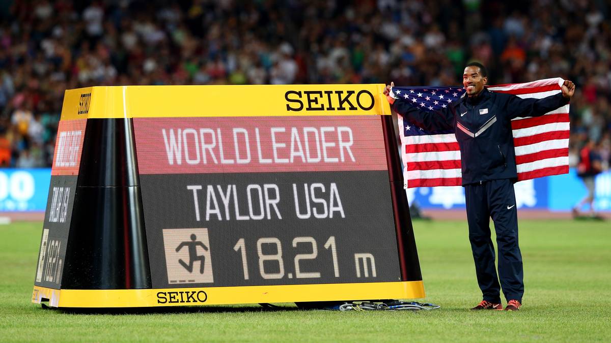 Olympiasieger Christian Taylor springt mit 18,21 Metern zu Dreisprung-Gold. Der US-Amerikaner bleibt mit dem zweitweitesten Sprung der Geschichte nur acht Zentimeter unter dem 20 Jahre alten Weltrekord des Briten Jonathan Edwards