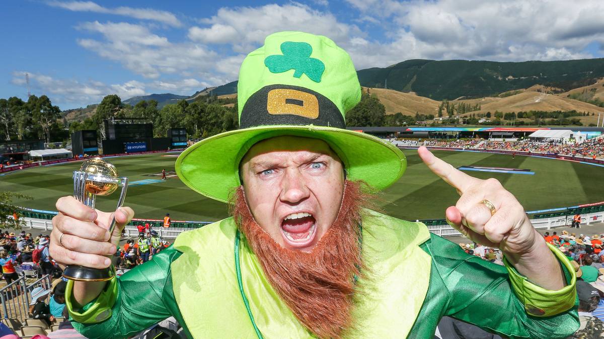 Die Fans reisen aus der ganzen Welt an. Dieser Ire hat seinen Pokal schon mitgebracht