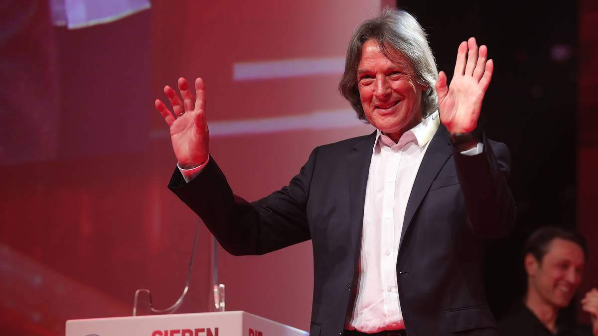 DR. HANS-WILHELM MÜLLER-WOHLFAHRT: Koryphäe "Mull" ist beim Rekordmeister eine Institution. Auch viele andere Sportgrößen wie Ex-Sprintstar Usain Bolt schwören auf seine Dienste