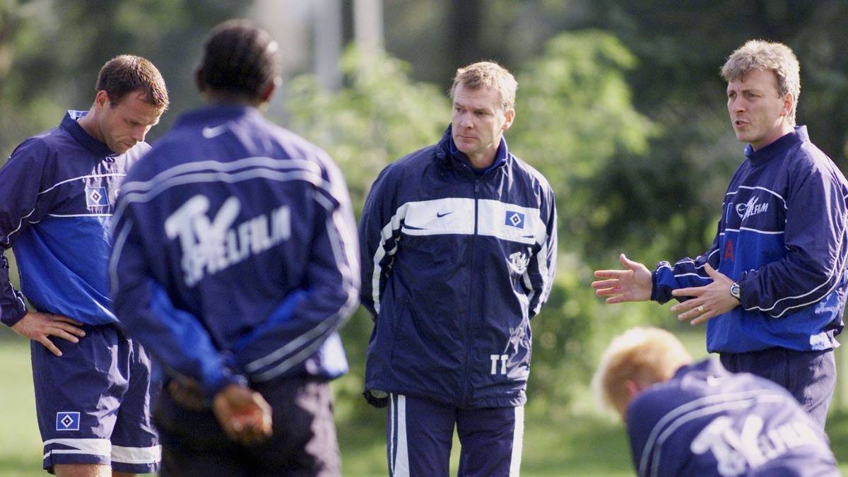 PUNKTESCHNITT 0,5: Holger Hieronymus (18.09.2001 bis 03.10.2001 - 2 Spiele): Einer von vielen Kurzzeit- bzw. Interimstrainern bei den Hamburgern. Als der HSV unter Pagelsdorf in die hinteren Tabellenregionen rutscht, übernimmt der Sportchef zunächst einmal dessen Job