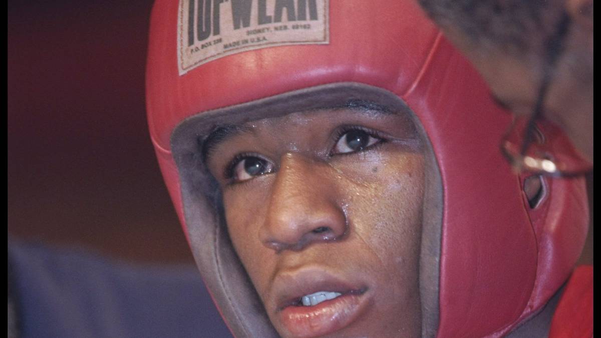 Der junge Floyd Mayweather als Amateur 1996. 1977 als Sohn des Boxers Floyd Mayweather Sr. geboren, wuchs er in prekären Verhältnissen in Michigan auf: Der Vater wurde einmal angeschossen, als er ihn auf dem Arm hatte, die Mutter war drogenabhängig, die Tante starb an AIDS. "Niemand weiß, durch welche Hölle ich gegangen bin", sagt er