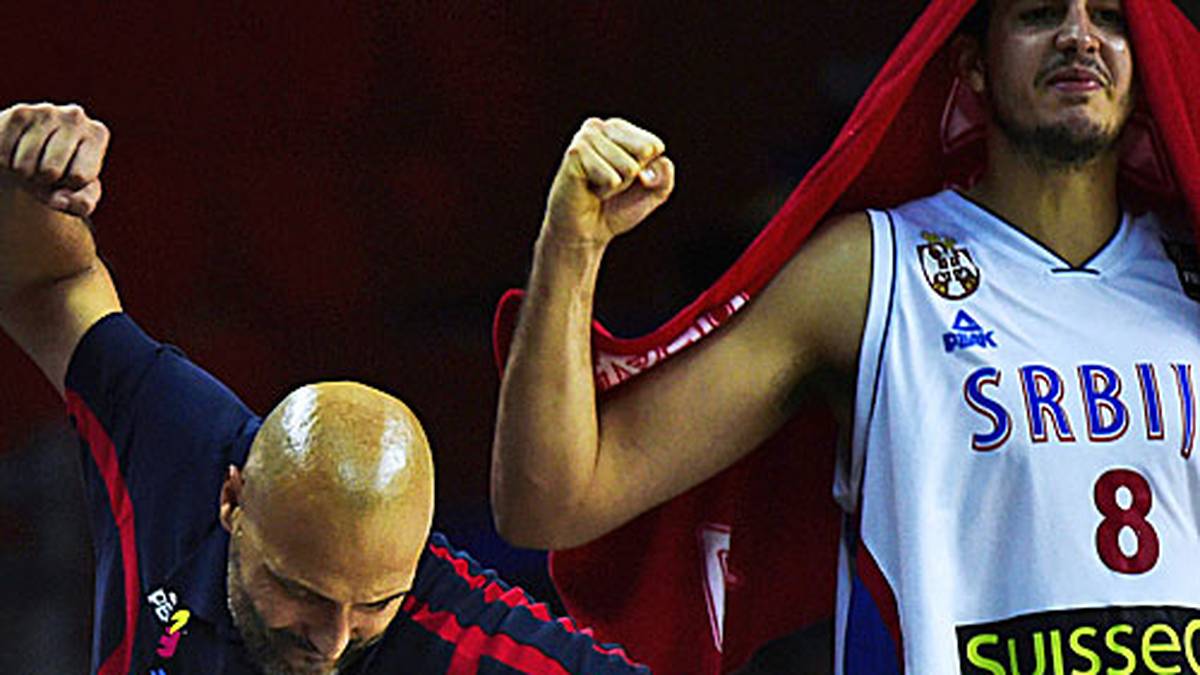 Die doppelte Jubelfaust: Trainer Sasha Djordjevic und Nemanja Bjelic bejubeln den deutlichen Sieg der Serben über die Brasilianer
