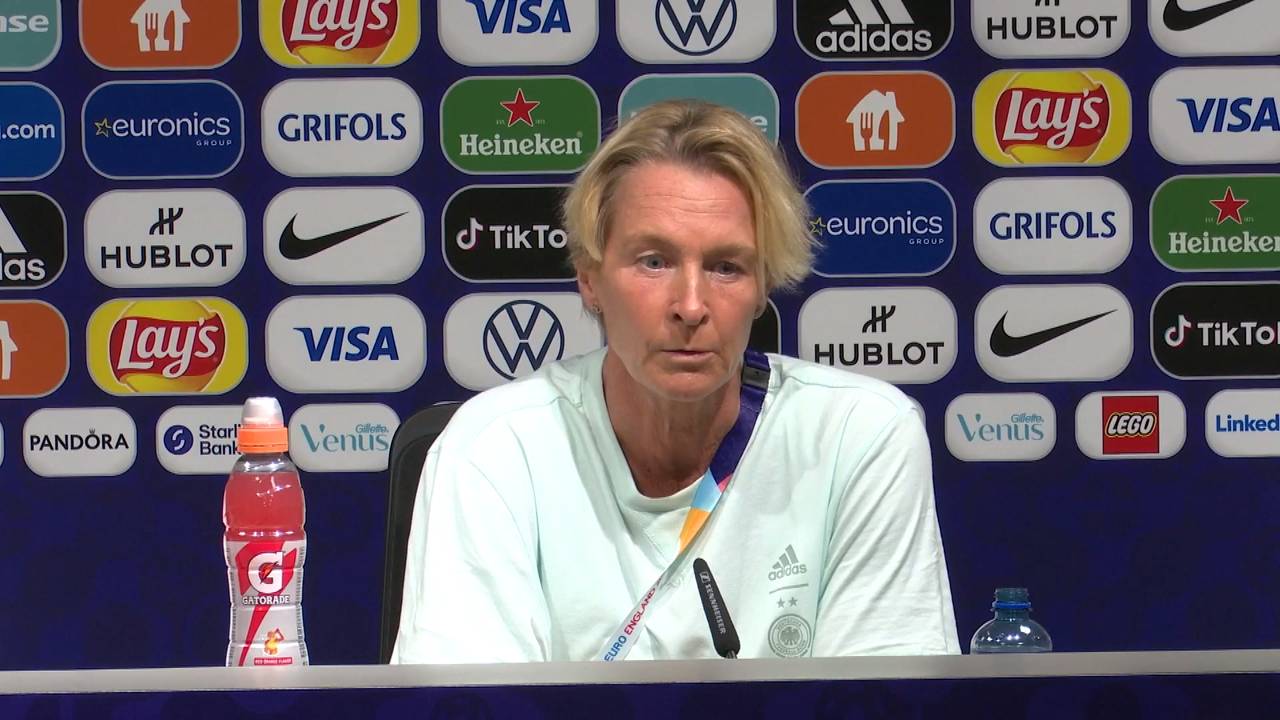 Frauen-EM 2022: Bundestrainerin Voss-Tecklenburg kritisiert die UEFA