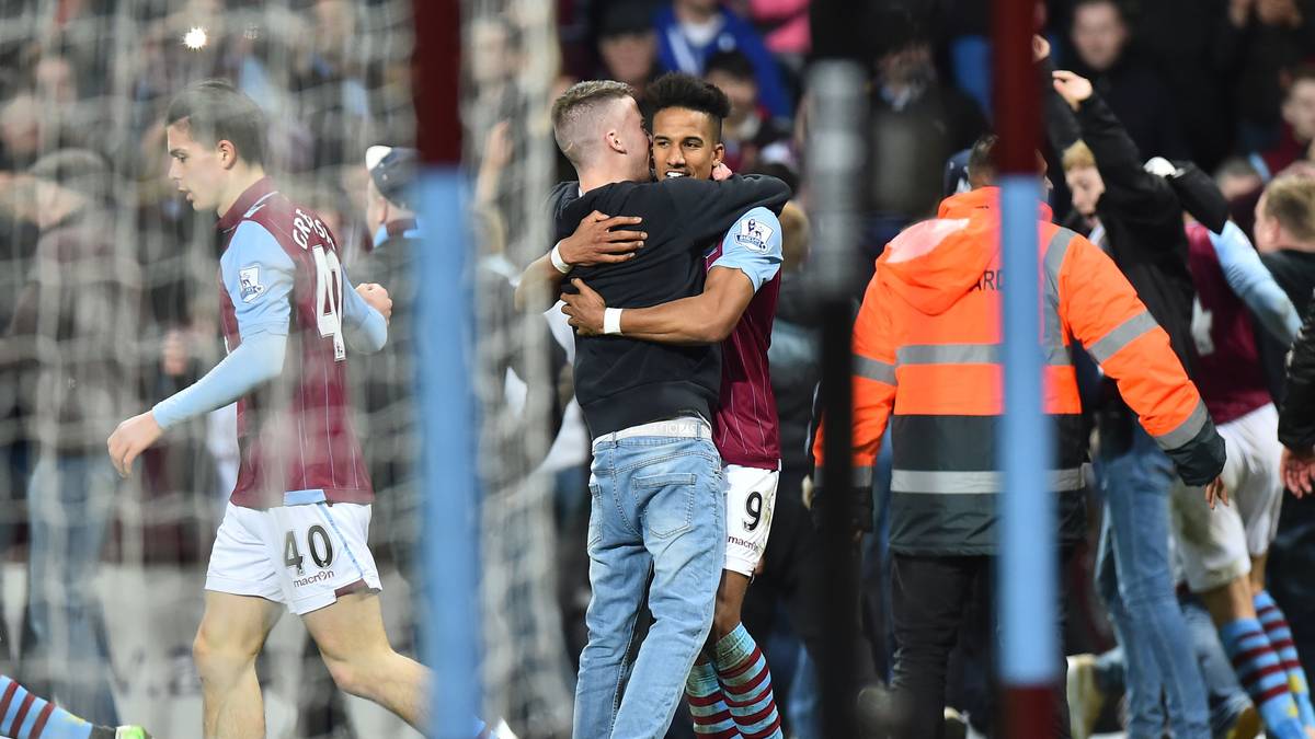 Torschütze Sinclair macht das Beste draus und umarmt einen der Platzstürmer