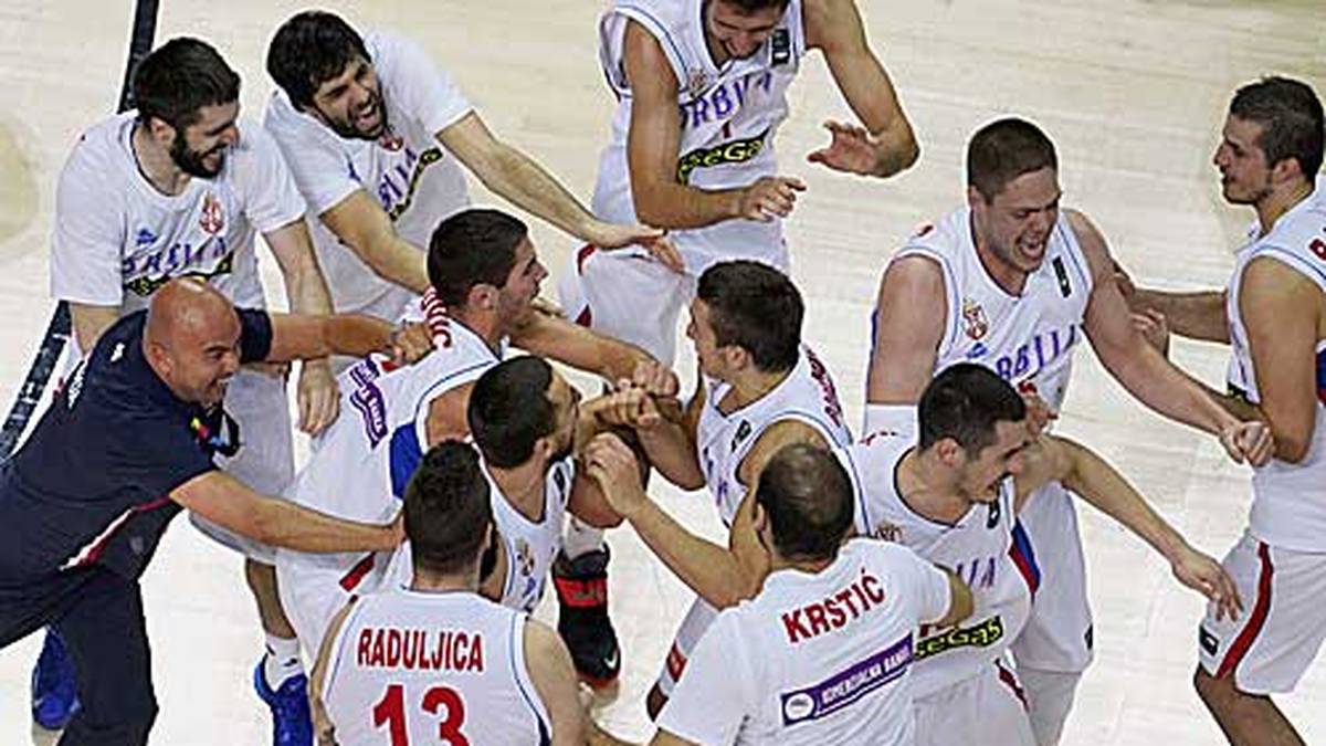 Dann jubelt auch das ganz Team. Die Serben stehen nach dem deutlichen 84:56 gegen Brasilien im Halbfinale