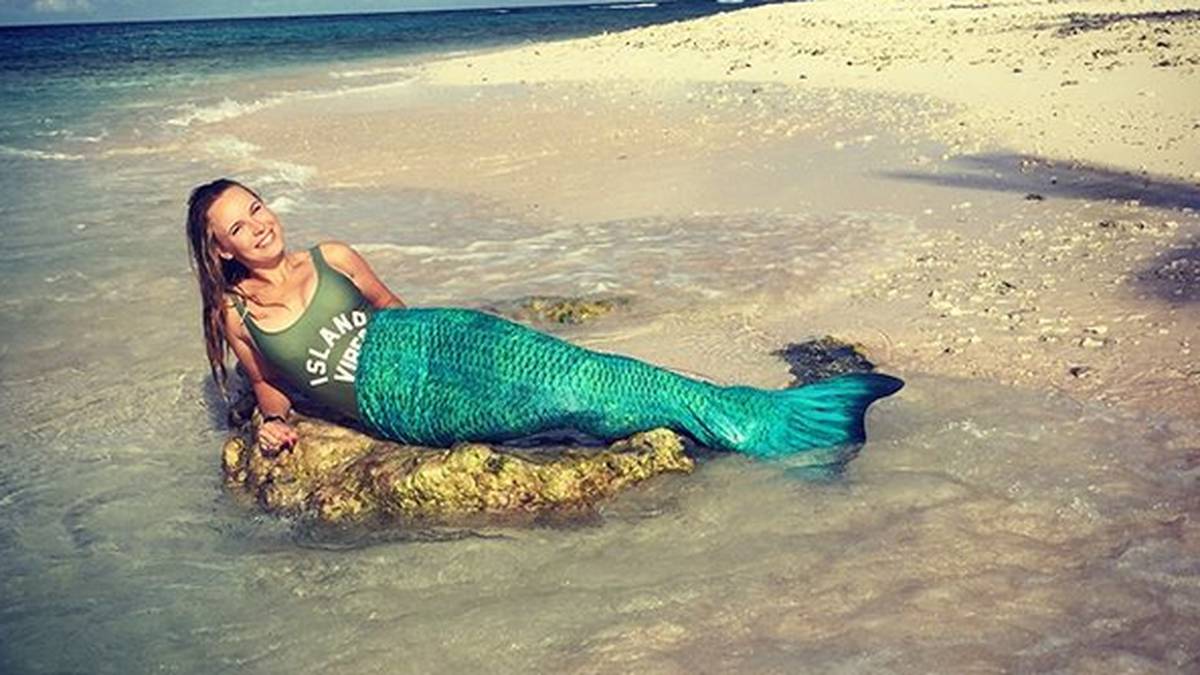 Was Bouchard kann, das kann Caroline Wozniacki schon lange. Die Dänin rekelt sich  als Meerjungfrau auf dem Felsen eines Strandes. Ob die beiden einen neuen Trend einläuten?