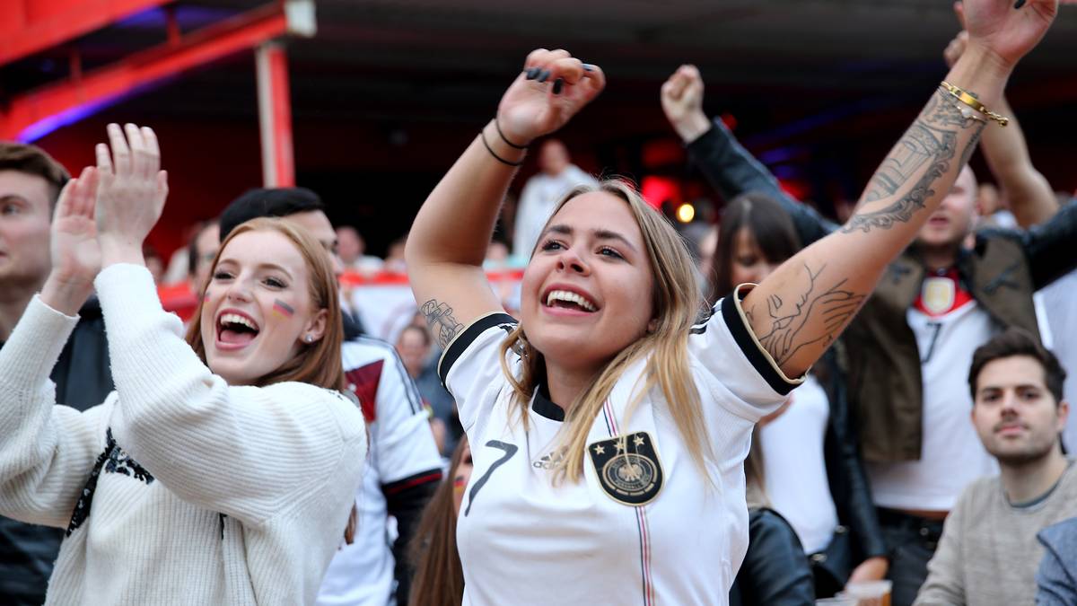 SPORT: "Unfassbare Aufholjagd des Weltmeisters gegen ultradefensive Schweden. Dieses Spiel wird in die WM-Historie eingehen. Nach Kroos' Wahnsinnstor drehte die gesamte Mannschaft, die gesamte Bank, das gesamte Land durch. Deutschland ist noch am Leben!"