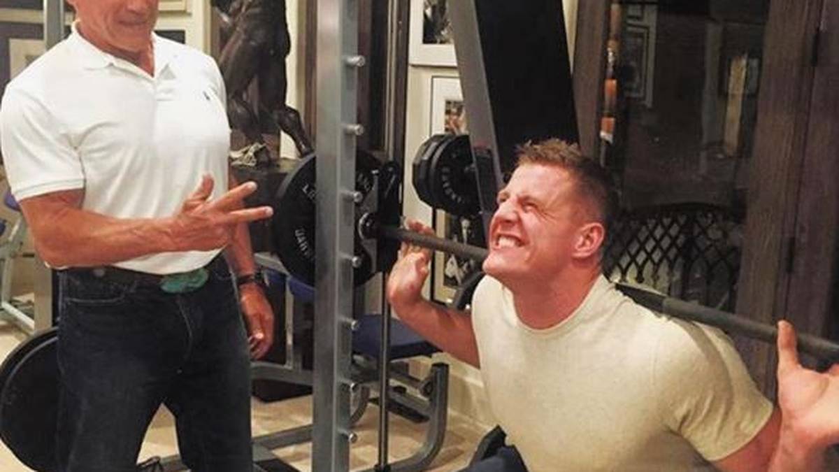Das gilt seit Jahrzehnten auch für Arnold Schwarzenegger (l.), der hier ein weiteres Workout-Monster zu einer Höchstleistung anstachelt. Der "Terminator" fordert NFL-Superstar JJ Watt auf, 50 Squats zu absolvieren. Watt macht 51