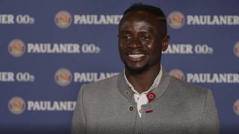 Der FC Bayern München hat zum jährlichen Lederhosen-Shooting geladen und mittendrin war Neuzugang Sadio Mane. Der Senegalese erklärt, wie seine Mitspieler ihn aufgenommen haben.