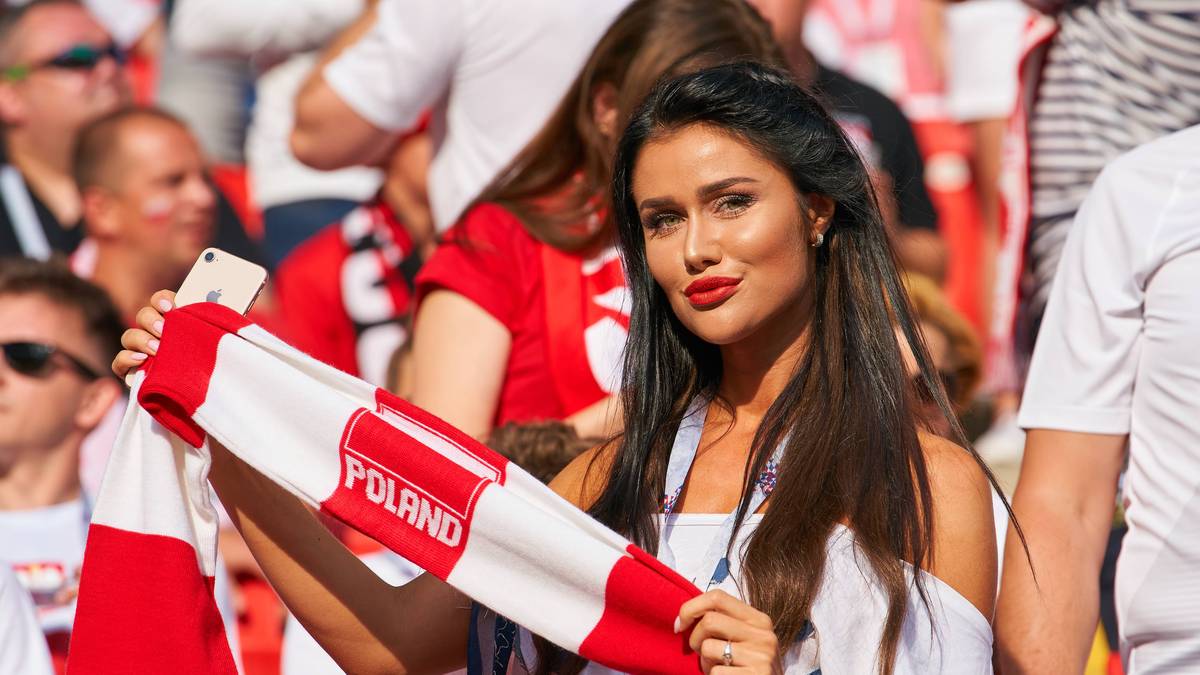 Diese polnische Schönheit zeigt sich mit einem Fanschal ihres Nationalteams