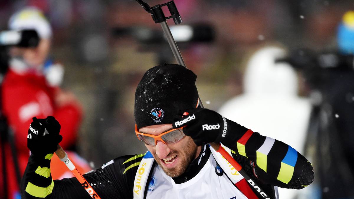 Nachdem die Frauen in der Mixed-Staffel den Anfang gemacht haben, sind die Männer dran. Hier bereitet sich der Franzose Jean Guillaume Beatrix auf seinen Einsatz vor 