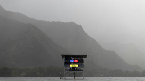 Der Turm der Punktrichter vor der Küste