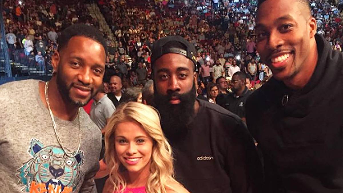 Die Kämpfer-Schönheit fühlt sich zwischen dem früheren NBA-Spieler Tracy McGrady, James Harden und Dwight Howard, den aktuellen Profis der Houston Rockets, wohl. Den Basketballern geht es ähnlich