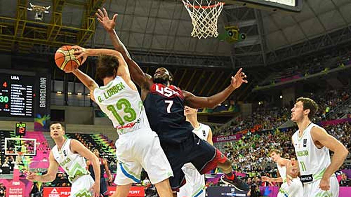 Kenneth Faried (M.) und seine US-Amerikaner machen es der slowenischen Offensive schwer