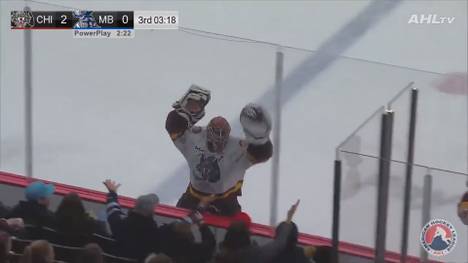 Das sieht man auch nicht alle Tage: Torhüter Pyotr Kochetkov lässt seine Chicago Wolves mit einem Treffer aus dem eigenen Drittel jubeln und wird damit zum Star des Internets. 
