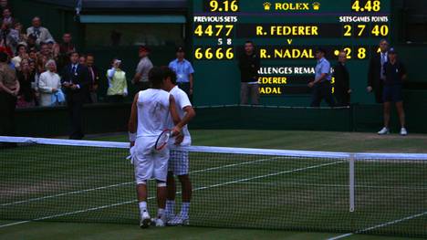 Die einzigartige Karriere von Roger Federer Rafael Nadal und Roger Federer beim Handshake nach ihrem epischen Fünf-Satz-Thriller im Wimbledon-Finale 2008