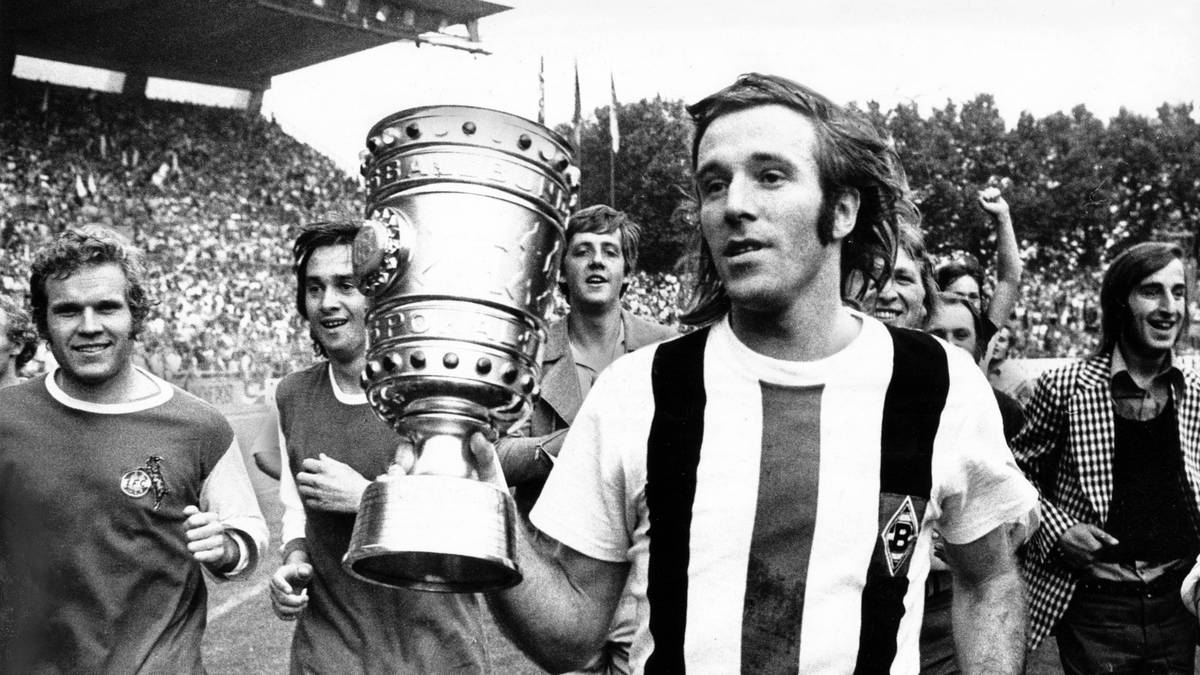 GÜNTER NETZER (MITTELFELD): Ein Mythos, der weit über Mönchengladbach hinausstrahlt, der genialer Regisseur bei den Meister-Coups 1970 und 1971, legendär natürlich auch seine Selbsteinwechslung im Pokalfinale 1973 - samt anschließendem Siegtor. Ging dann zu Real Madrid