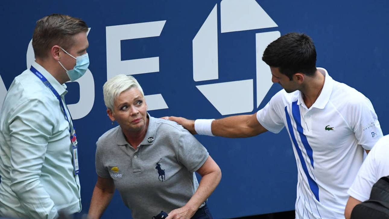 Novak Djokovic (r.) kümmert sich um die Linienrichterin, die er zuvor mit dem Ball am Hals getroffen hatte