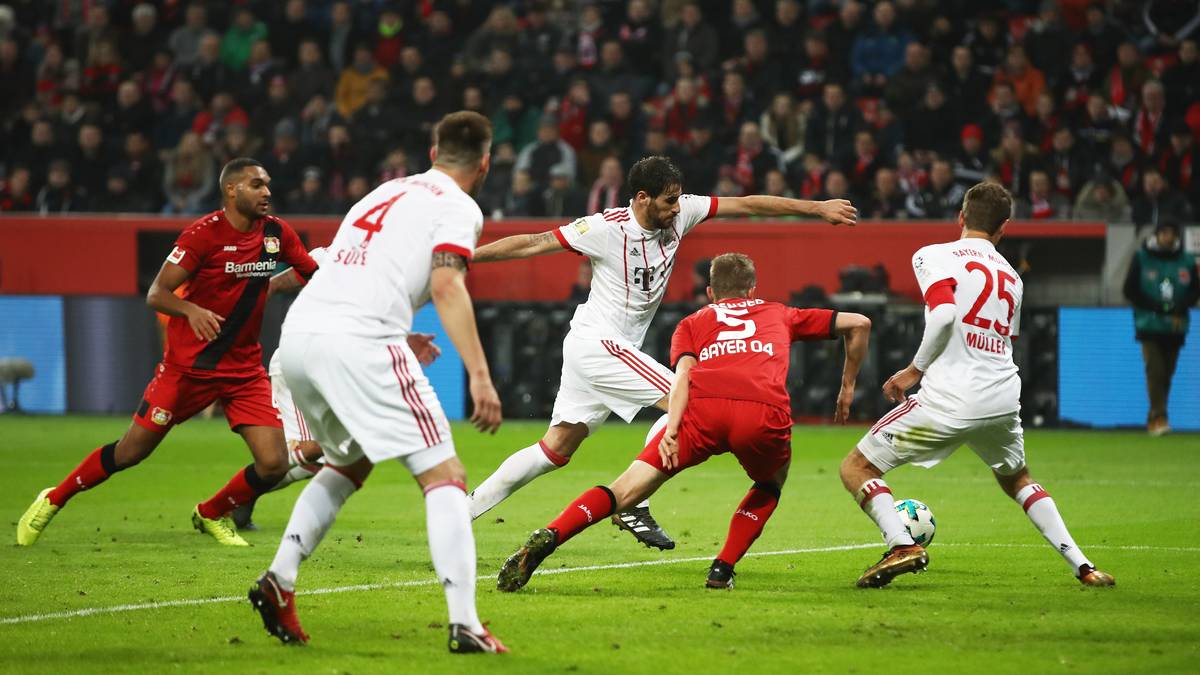 In Leverkusen bringt Javi Martinez am Freitagabend den FC Bayern in der 32. Spielminute in Führung