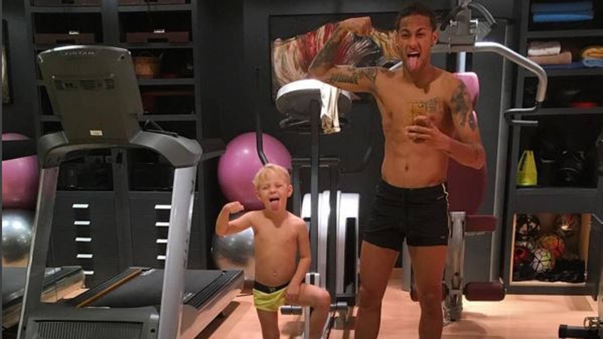 Apropos schmächtig: Auch Barcelonas Superstar Neymar glänzt nicht mit Muskelbergen - braucht er als einer der besten Techniker der Welt aber auch nicht. Im Kraftraum schuftet er trotzdem, hier sogar mit jugendlicher Unterstützung