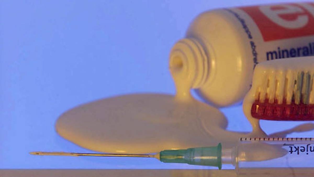 Er behauptet, das Nandrolon sei durch kontaminierte Zahnpasta in sein Blut gelangt. Der Weltverband (IAAF) sperrt ihn bis zum Januar 2002. Baumann bestreitet bis heute die wissentliche Einnahme der Mittel