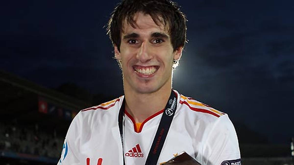 Der Spanier (Spitzname: "Der Schöne aus dem Norden") war 2011 das Gesicht der Marke "Soy". Martínez zeigte seinen Muskel-Body in knackigen Shorts