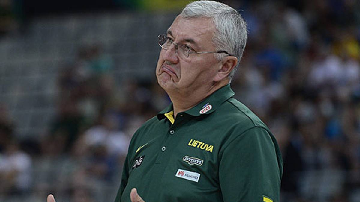 Zu Beginn macht der baltische Coach Jonas Kazlauskas keinen glücklichen Eindruck...