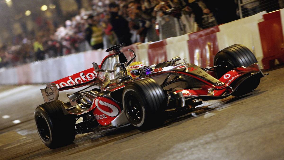 Auch 2007 lässt sich McLaren nicht lumpen. In Valencia dreht Lewis Hamilton für die Fans seine Runden im MP4-22 mit seinem markanten geschwungenen Frontflügel