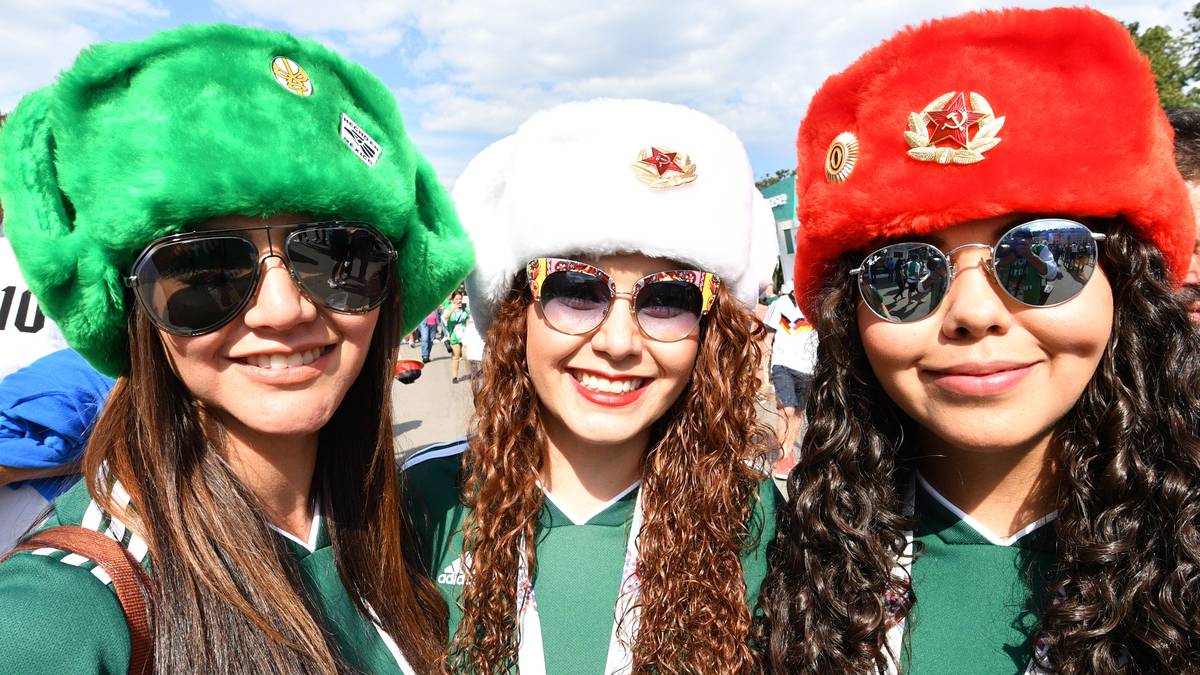 So stehen bleiben! Eine perfekte mexikanischen Flagge auf den Köpfen bilden diese Zuschauerinnen mit Fellmützen. Die Sonnenbrillen brauchen sie bei dem Sonnenschein auch