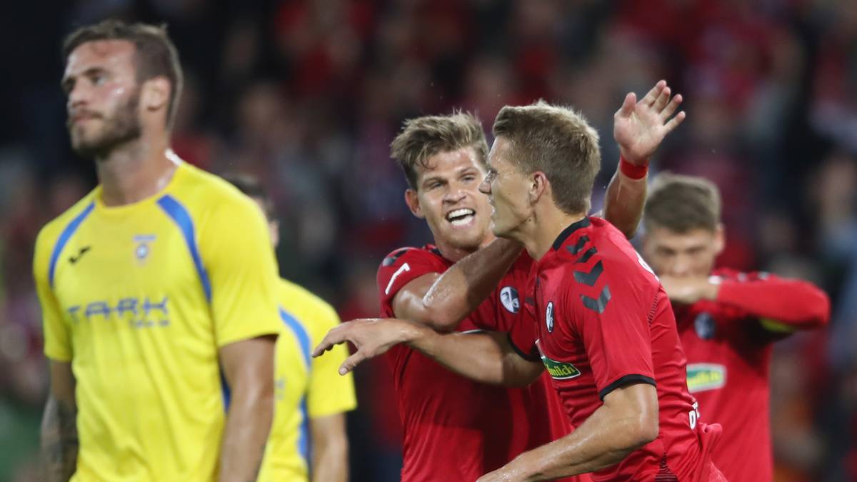 SC FREIBURG: Der Sport-Club hat sein erstes Pflichtspiel schon hinter sich, größtes Manko beim 1:0 gegen den NK Domzale im Hinspiel der Europa-League-Qualifikation war die Chancenverwertung. "Aber insgesamt bin ich zufrieden. Zum jetzigen Zeitpunkt hat die Mannschaft vieles gut gemacht, wir hatten viele Torchancen“, sagte Trainer Christian Streich