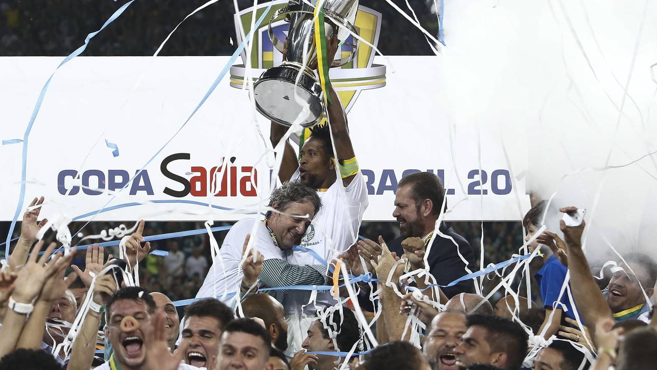 Ze Roberto feiert Pokalsieg nach Krimi