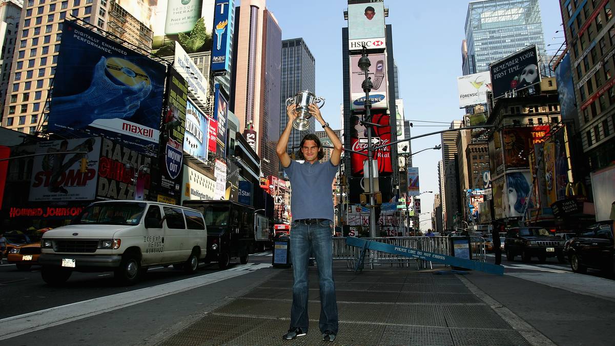 Beflügelt von seinem zweiten Grand-Slam-Sieg eilt Federer in den folgenden Monaten von Sieg zu Sieg. Neben seinem zweiten Triumph in Wimbledon und acht weiteren Turniersiegen feiert er im September seinen ersten Sieg bei den US Open in New York