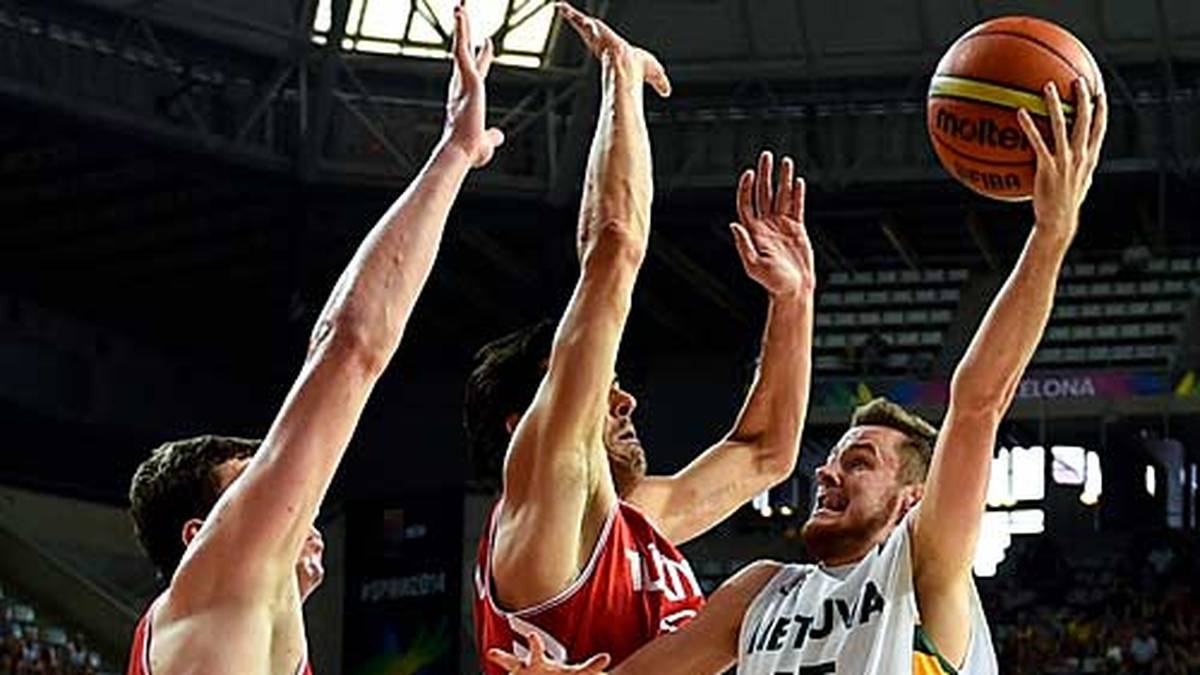 ...doch ab dem zweiten Viertel ist sein Team besser im Spiel und dreht die Partie. Nun wartet ein Halbfinalduell gegen die USA