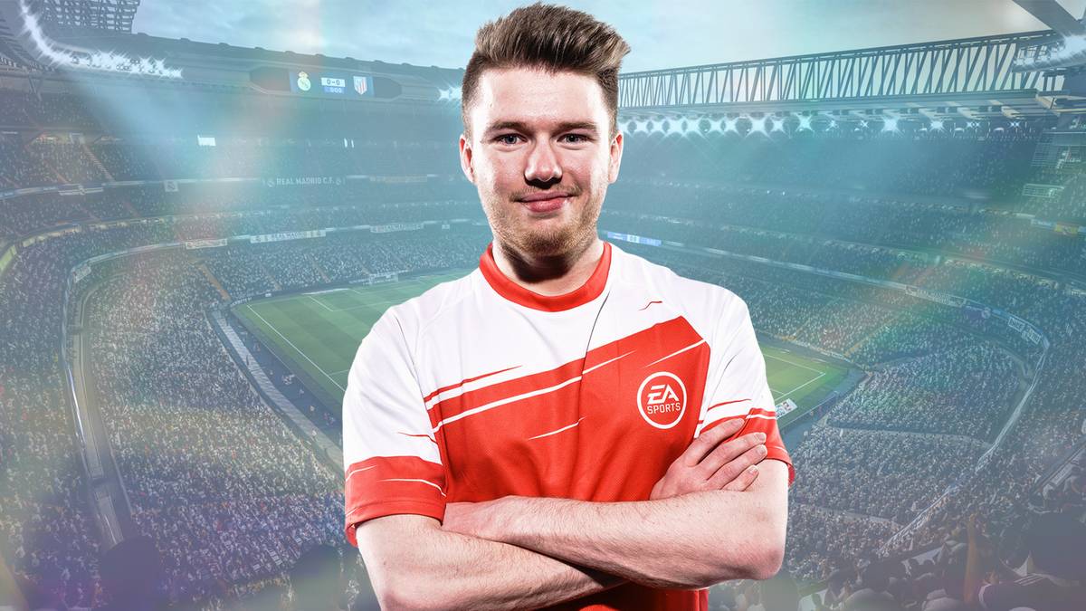 Mit über 775.000 Abonnenten gehört Danny "proownez" Liepolt zu den größten und bekanntesten deutschen FIFA-YouTubern. In Dortmund konnte er dank der Last-Chance-Wildcard trotz vorheriger Niederlagen teilnehmen. Hier streift er das Trikot des FC Schalke 04 über