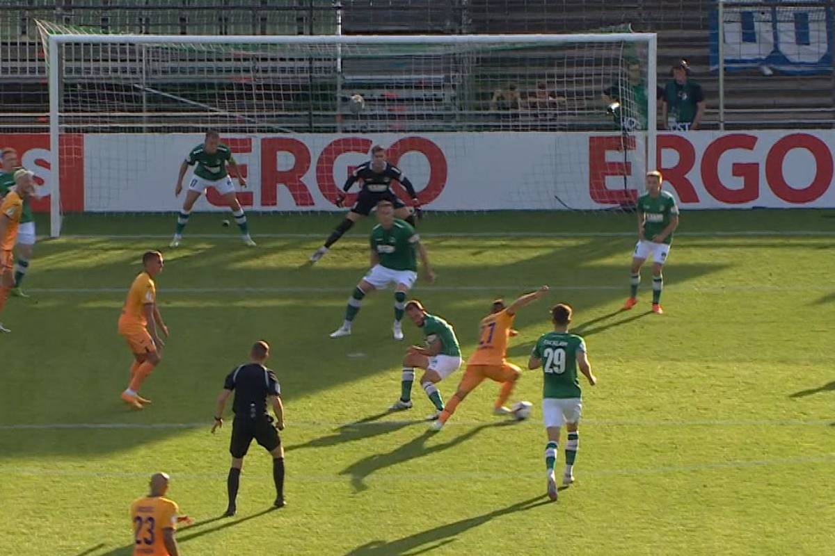 Die TSG 1899 Hoffenheim müht sich nach Rückstand zu einem 4:1-Erfolg beim Drittligisten VfB Lübeck. Zwei Elfmeter-Entscheidungen sorgen für Ärger.