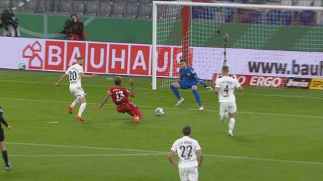 Gelungener Einstand: Eric Maxim Choupo-Moting trifft bei seinem Debüt für den FC Bayern im Pokalspiel gegen den 1. FC Düren zur Führung des Triple-Sieger.