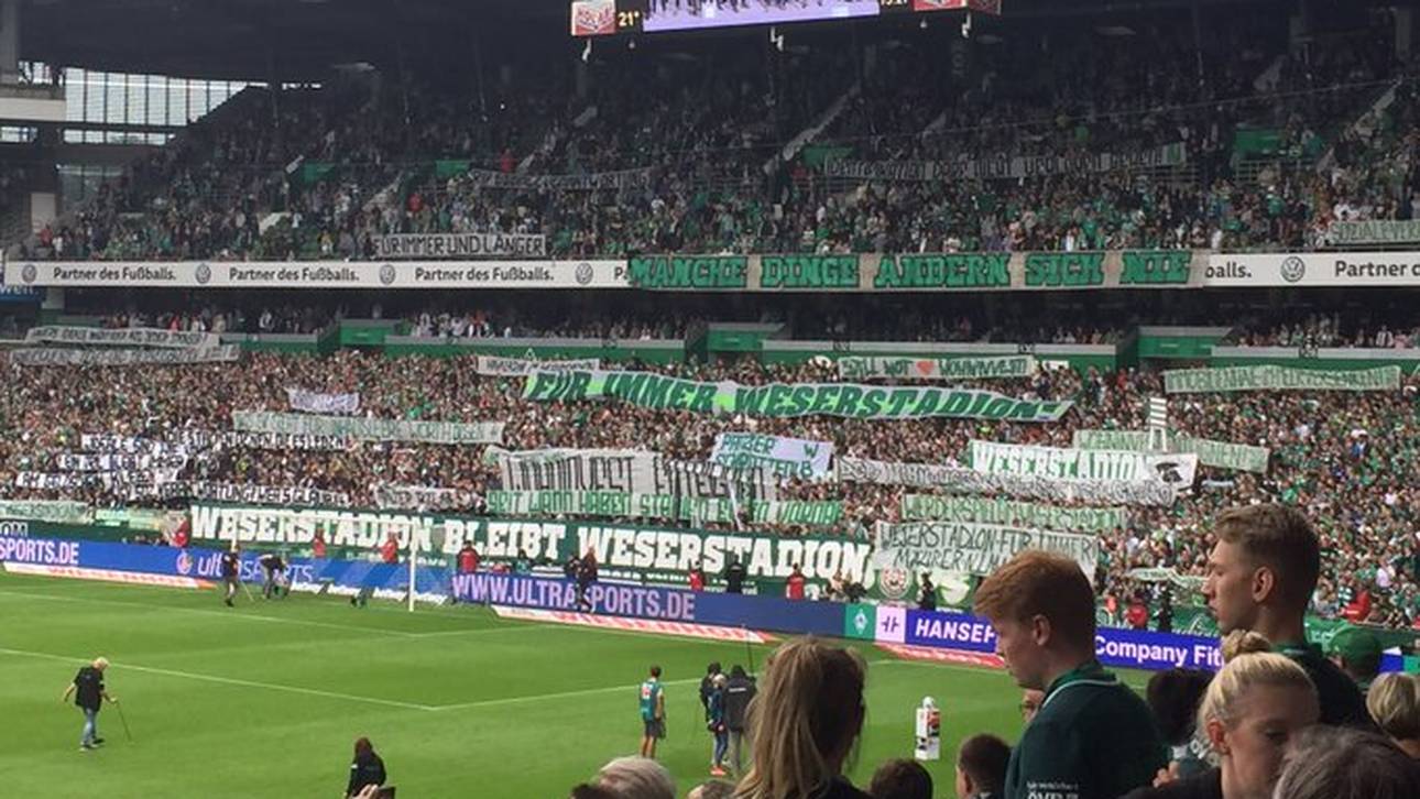 Bremen-Fans zeigen Protest-Plakate
