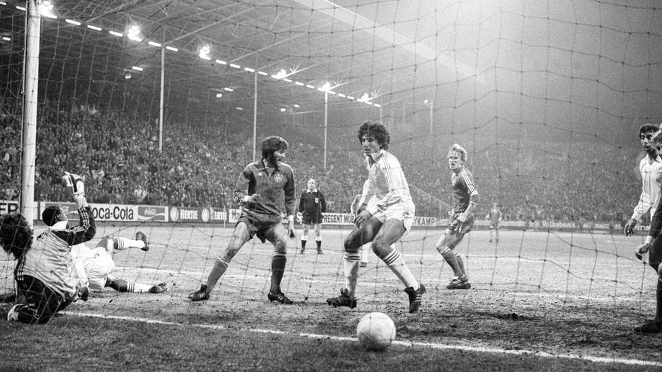 Friedhelm Funkel (3.v.li.) und Andreas Brehme (beide 1. FC Kaiserslautern) jubeln Aktion o00 Aufmacher
