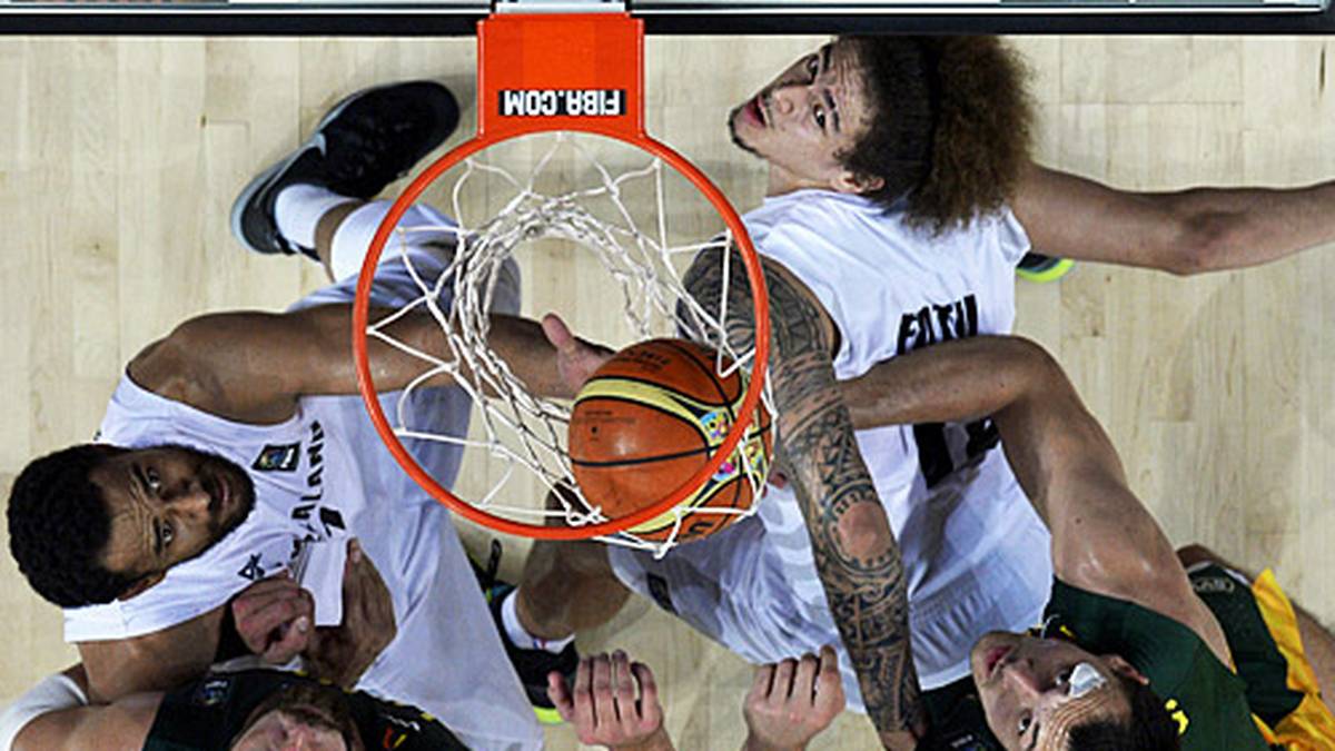 Neuseeland liefert Favorit Litauen ein erstaunlich enges Gerangel, nicht nur in dieser Szene. Letztlich setzt sich die Basketballnation aus dem Baltikum aber knapp durch