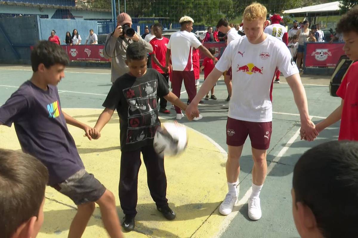 Auf der Marketing-Reise von RB Leipzig nach Sao Paulo sind Peter Gulacsi, Xaver Schlager und Nicolas Seiwald Teil einer Bolzplatz-Eröffnung. Wird hier bald der nächste Neymar gefunden.