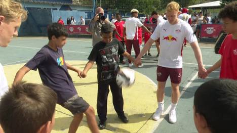 Auf der Marketing-Reise von RB Leipzig nach Sao Paulo sind Peter Gulacsi, Xaver Schlager und Nicolas Seiwald Teil einer Bolzplatz-Eröffnung. Wird hier bald der nächste Neymar gefunden?