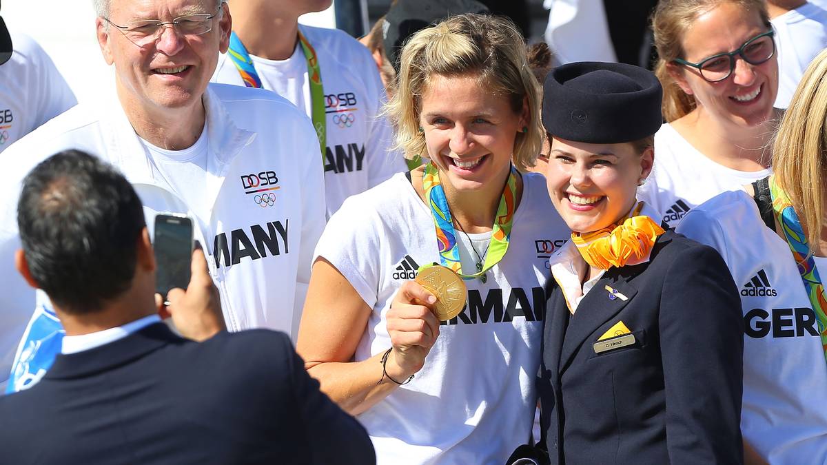 Die Olympioniken sind natürlich ein beliebtes Fotoobjekt. Hier lässt sich eine Stewardess mit Beach-Königin Laura Ludwig und ihrer Goldmedaille ablichten